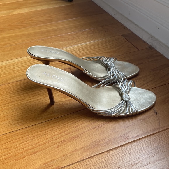 size 8 sandals - Picture 3 of 3